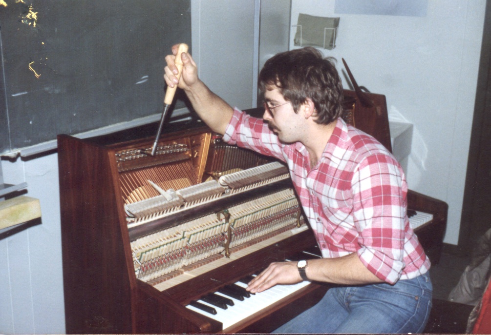 Burkhard Ebers beim Klavierstimmen, 1979