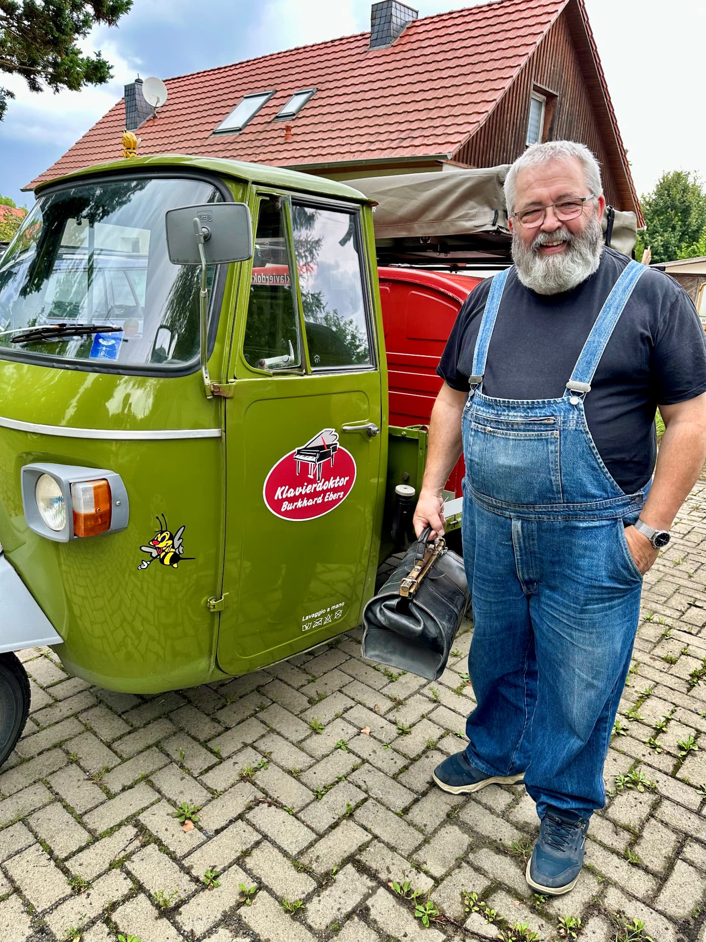Burkhard Ebers neben seiner grünen Piaggio Ape